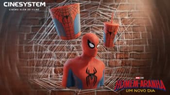 Cinesystem: balde do busto do Homem-Aranha e colecionáveis temáticos Colecionáveis do Cinesystem com Homem-Aranha: baldes em formato do busto e brinquedo do herói na teia.