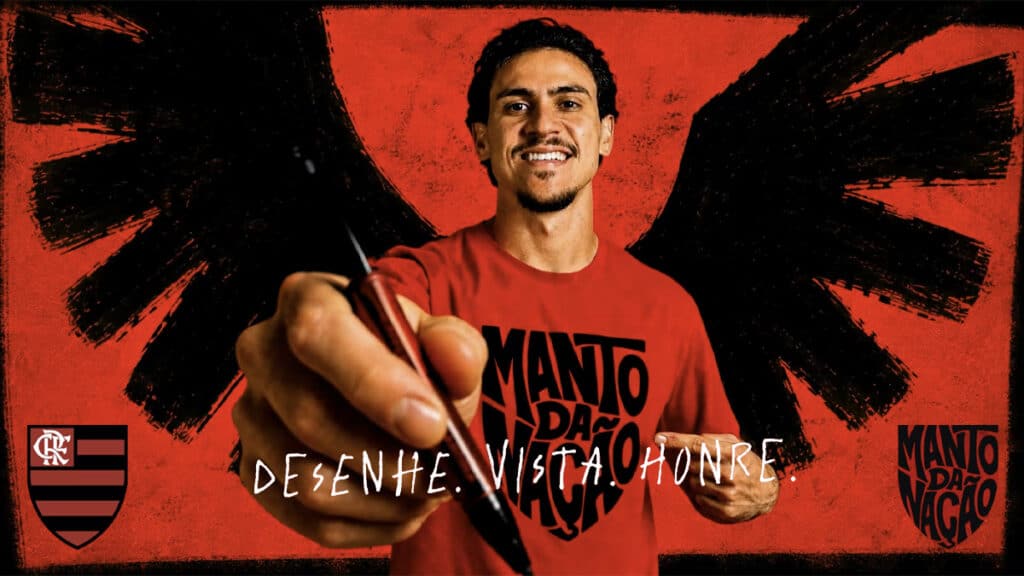 Flamengo Manto da Nação: torcedor convida para criar nova camisa Torcedor em camisa do Flamengo com arte vermelha e texto “Manto da Nação”, convidando para criar a próxima camisa do clube.