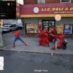 Homem-Aranha e vários personagens vermelhos encenam em frente a uma loja no Street View do Google Maps em Nova York.