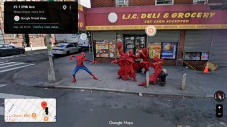 Homem-Aranha e vários personagens vermelhos encenam em frente a uma loja no Street View do Google Maps em Nova York.