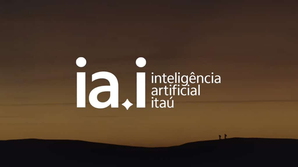 Logo ia.i do Itaú com texto “inteligência artificial” em fundo marrom, em campanha de IA conversacional.