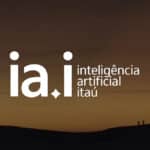 Logo ia.i do Itaú com texto “inteligência artificial” em fundo marrom, em campanha de IA conversacional.