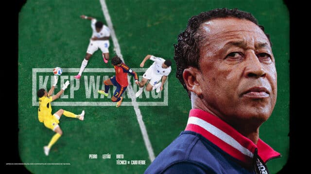 Johnnie Walker em campanha sobre a Copa do Mundo, com imagem de torcedor e campo de futebol ao fundo.