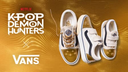 Vans x K-Pop Demon Hunters: tênis com logotipo da Netflix Chuteiras Vans com tema K-Pop Demon Hunters, com logotipo Netflix e texto “K-Pop Demon Hunters” ao fundo em fundo dourado.
