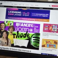Tela de computador com o site GKPB, exibindo destaques de branding e links de marketing e criatividade