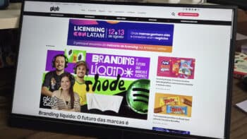 Tela de computador com o site GKPB, exibindo destaques de branding e links de marketing e criatividade