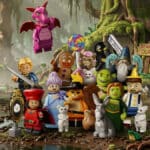 Coleção de minifiguras LEGO com personagens de Shrek na cena de pântano, com plaquinhas e acessórios ao fundo.