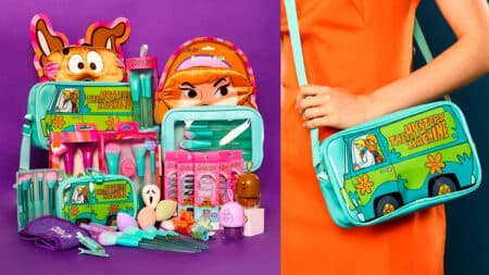 Acessórios Scooby-Doo da Miss Frandy com necessaire e pincéis Coleção de acessórios de maquiagem e cabelo inspirados em Scooby-Doo, com necessaire e pincéis em display e em bolsa