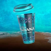 Copo colecionável de Moana da Cinépolis em cenário marinho com ondas ao fundo.