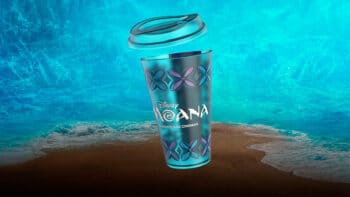 Copo colecionável Moana Cinépolis Copo colecionável de Moana da Cinépolis em cenário marinho com ondas ao fundo.