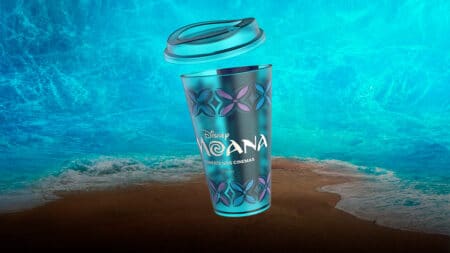 Copo colecionável Moana Cinépolis Copo colecionável de Moana da Cinépolis em cenário marinho com ondas ao fundo.