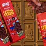 Tabletes Nestlé La Roja extrafino com jogadores da seleção espanhola sobre embalagem dourada