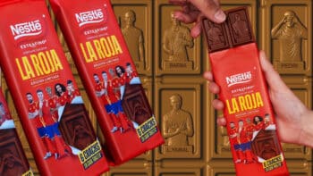 Nestlé La Roja extrafino: tabletes com seleção espanhola Tabletes Nestlé La Roja extrafino com jogadores da seleção espanhola sobre embalagem dourada