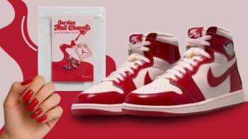 Air Jordan 1 High OG “Nails & Grails” com charms para unhas Tênis Air Jordan 1 High OG vermelho e branco com charms de unhas e mãos femininas exibindo esmalte vermelho.