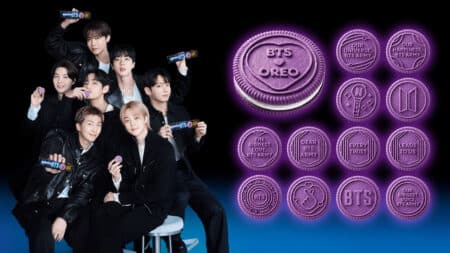 Imagem promocional do Oreo BTS com membros do BTS e selos temáticos do biscoito Oreo em roxo