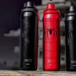 Garrafas térmicas Pacco com estampas do Homem-Aranha em tons vermelho e preto, em destaque sobre mesa.