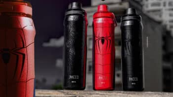 Garrafas térmicas Pacco Homem-Aranha VYTA vermelho e preto Garrafas térmicas Pacco com estampas do Homem-Aranha em tons vermelho e preto, em destaque sobre mesa.
