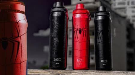 Garrafas térmicas Pacco com estampas do Homem-Aranha em tons vermelho e preto, em destaque sobre mesa.