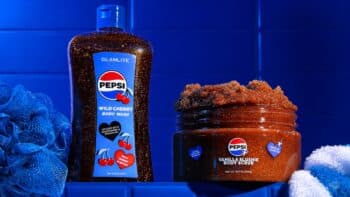 Glamlite Pepsi: body wash Wild Cherry e body scrub Vanilla Slushie Produtos Glamlite e Pepsi: body wash de Wild Cherry e body scrub Vanilla Slushie, em embalagem azul.