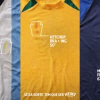 Cartaz com camisas e opções de molhos Heinz, incluindo ketchup e maionese, com texto de campanha “Se dá sorte, tem que ser Heinz”.