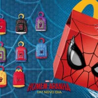Brindes do McLanche Feliz com tema do Homem-Aranha: Um Novo Dia, com mini mochilas e rosto do personagem em destaque.