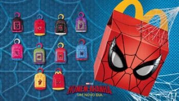 Brindes do McLanche Feliz com tema do Homem-Aranha: Um Novo Dia, com mini mochilas e rosto do personagem em destaque.