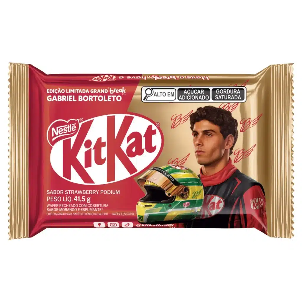 Embalagem do KitKat Grand Break edição limitada com texto “Sabor Strawberry Podium” e foto de Gabriel Bortoleto.