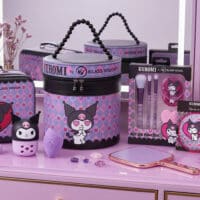 Coleção de beleza e lifestyle Kuromi da Klass Vough em frascos e nécessaire com acessórios sobre uma bancada
