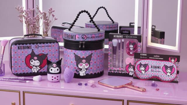 Coleção de beleza e lifestyle Kuromi da Klass Vough em frascos e nécessaire com acessórios sobre uma bancada
