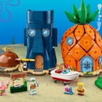 Set LEGO do Bob Esponja em cenário da Fenda do Biquíni, com personagens e construções em blocos.
