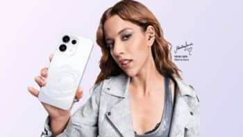 Marina Sena segurando um smartphone OPPO branco, anunciada como a primeira Reno Girl da marca no Brasil.