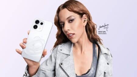 Marina Sena Reno Girl OPPO Reno16 no Brasil Marina Sena segurando um smartphone OPPO branco, anunciada como a primeira Reno Girl da marca no Brasil.