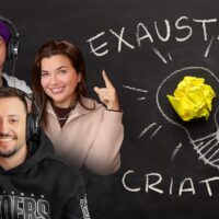 Grupo de pessoas em estúdio com fone de ouvido ao lado de desenho no quadro escrito “Exaustão Criativa”.