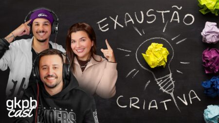 Exaustão Criativa: criação e desgaste nas redes sociais Grupo de pessoas em estúdio com fone de ouvido ao lado de desenho no quadro escrito “Exaustão Criativa”.