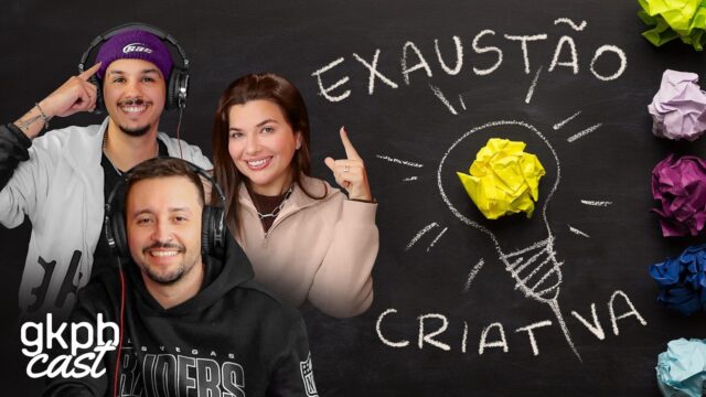 Grupo de pessoas em estúdio com fone de ouvido ao lado de desenho no quadro escrito “Exaustão Criativa”.