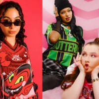 Mulheres usando camisetas estilo Meninas Superpoderosas em collab Kings Sneakers, edição limitada com personagens e vilão Ele.