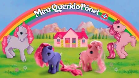 Personagens da linha Meu Querido Pônei da Estrela, com pôneis e arco-íris ao fundo em cenário colorido