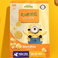 Embalagem de biscoitos Special Dog Ultralife dos Minions para cães, com fundo amarelo e banana ao redor.