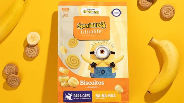 Embalagem de biscoitos Special Dog Ultralife dos Minions para cães, com fundo amarelo e banana ao redor.