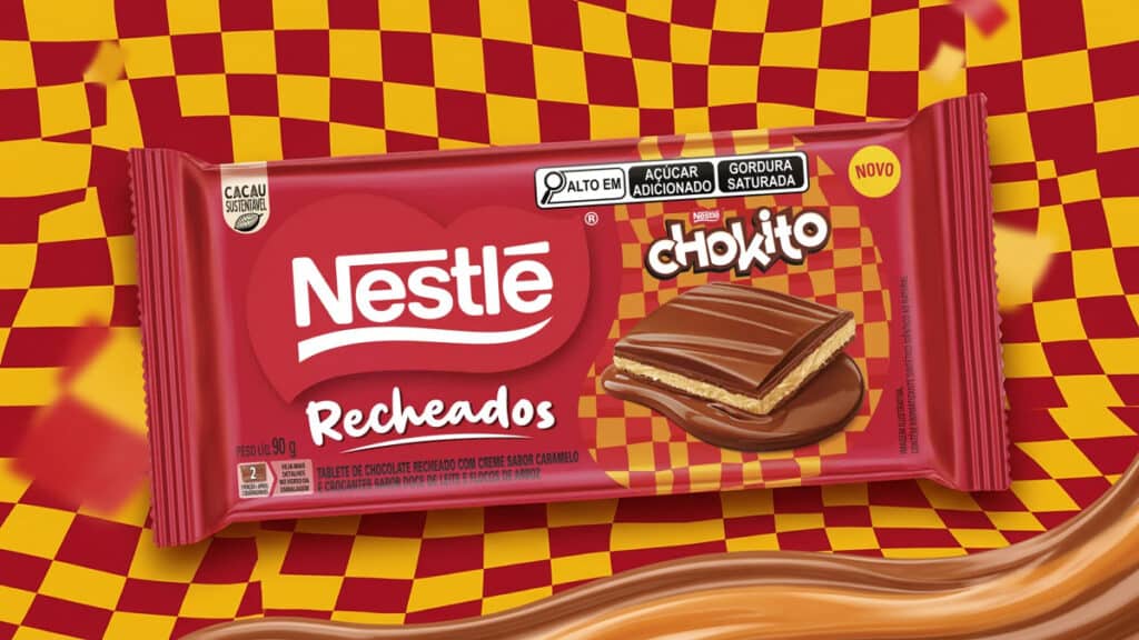 Embalagem do Nestlé Recheados Chokito, chocolate com creme de caramelo e flocos de arroz.