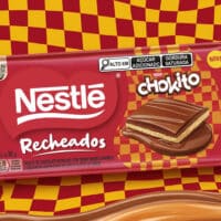 Embalagem do Nestlé Recheados Chokito, chocolate com creme de caramelo e flocos de arroz.