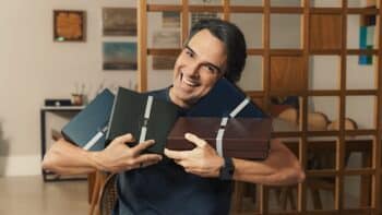 Tadeu Schmidt em campanha do O Boticário no Dia dos Pais 2026 Tadeu Schmidt sorrindo ao segurar caixas de presente do O Boticário para o Dia dos Pais 2026.