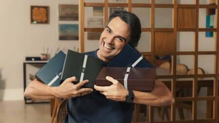 Tadeu Schmidt em campanha do O Boticário no Dia dos Pais 2026 Tadeu Schmidt sorrindo ao segurar caixas de presente do O Boticário para o Dia dos Pais 2026.