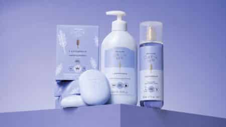 Cuide-se Bem Lavandinha: produtos da O Boticário Produtos da linha Cuide-se Bem Lavandinha, com frasco de sabonete líquido, creme e embalagem ao fundo, da marca O Boticário.
