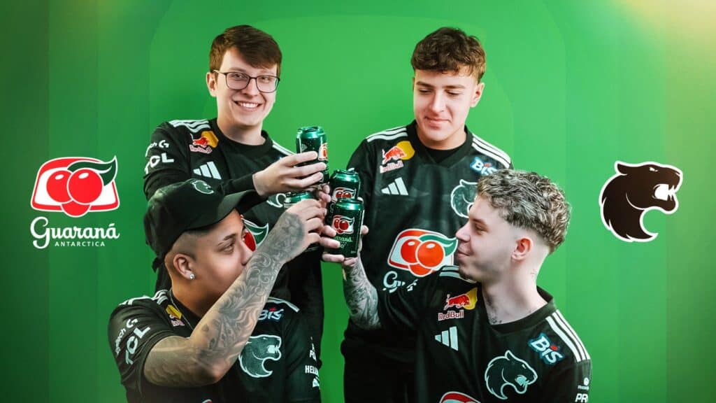 FURIA com patrocínio Guaraná Antarctica Time da FURIA em uniforme preto celebra com latas e garrafas de Guaraná Antarctica em fundo verde