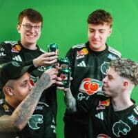 Time da FURIA em uniforme preto celebra com latas e garrafas de Guaraná Antarctica em fundo verde