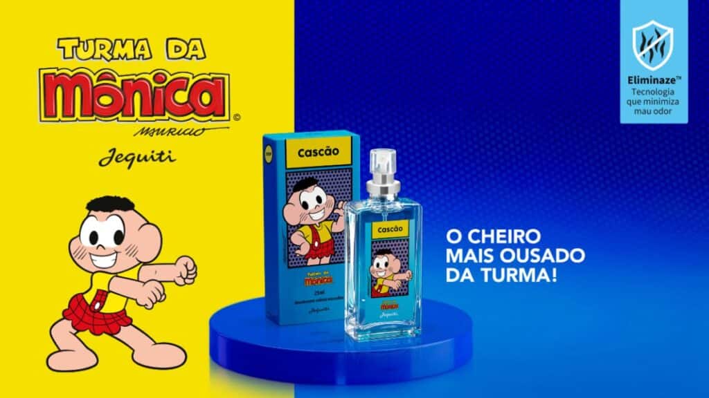 Perfume Cascão Jequiti inspirado na Turma da Mônica Anúncio do perfume Cascão da Jequiti, inspirado na Turma da Mônica, com frasco sobre pedestal azul.