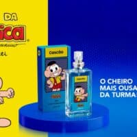 Anúncio do perfume Cascão da Jequiti, inspirado na Turma da Mônica, com frasco sobre pedestal azul.