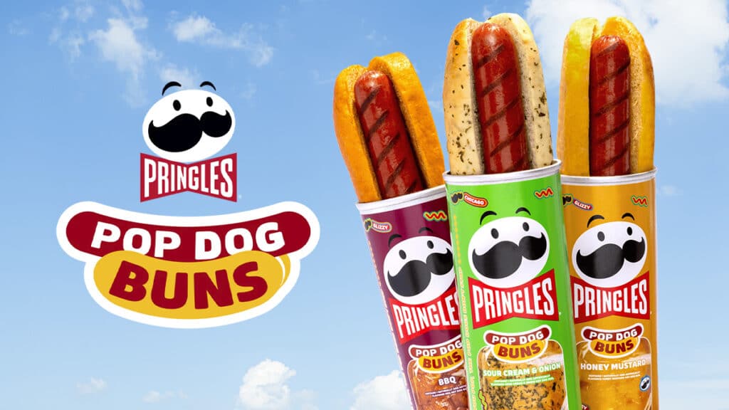 Embalagens e hot dogs Pop Dog Buns da Pringles, com pães de batata e rótulo “Pop Dog Buns”.