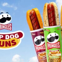 Embalagens e hot dogs Pop Dog Buns da Pringles, com pães de batata e rótulo “Pop Dog Buns”.